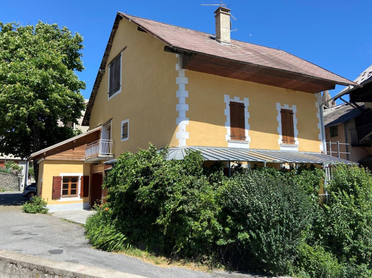 Le Pied De Ville Pouzenc Embrun Buitenkant foto