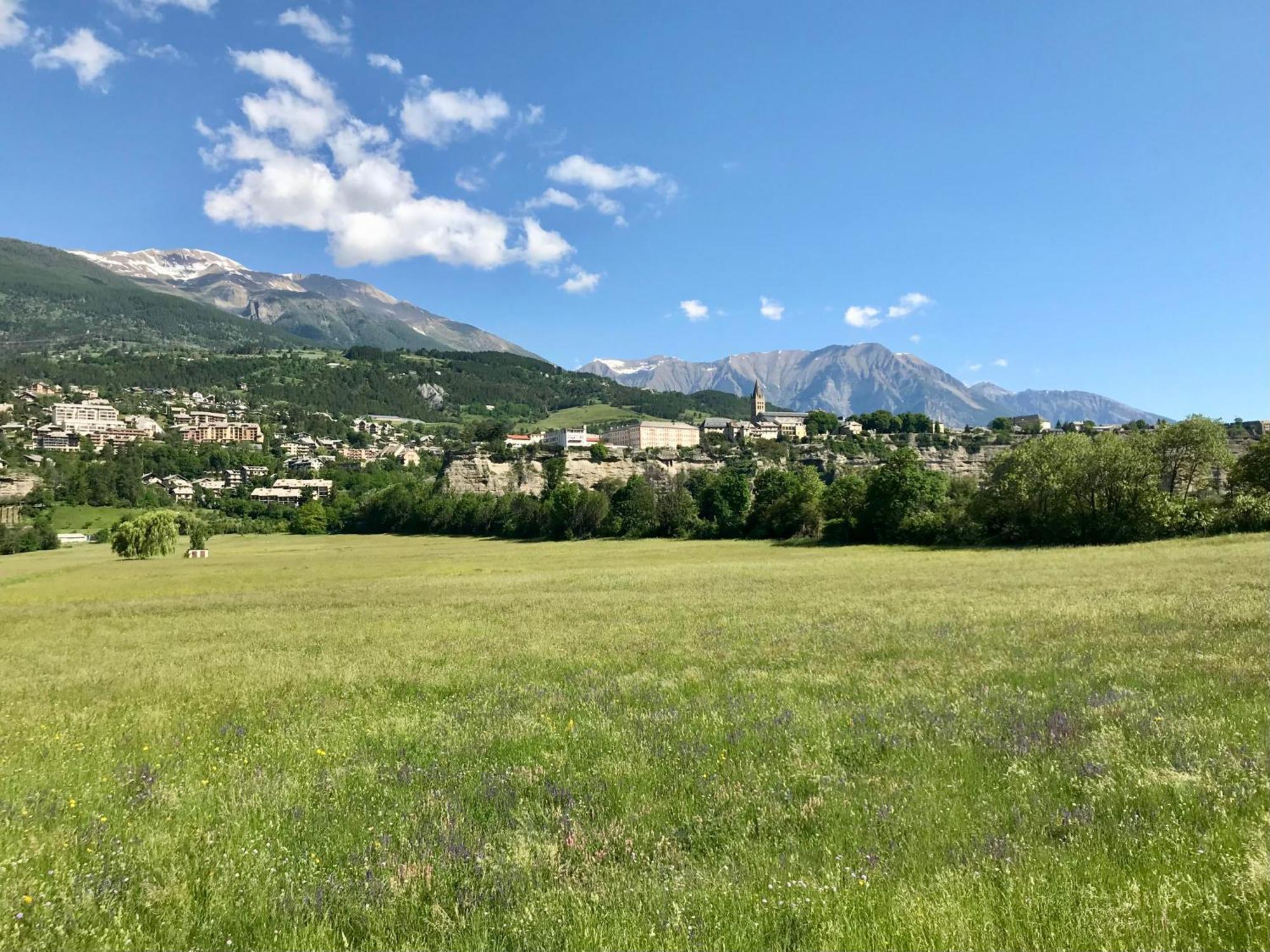 Le Pied De Ville Pouzenc Embrun Buitenkant foto